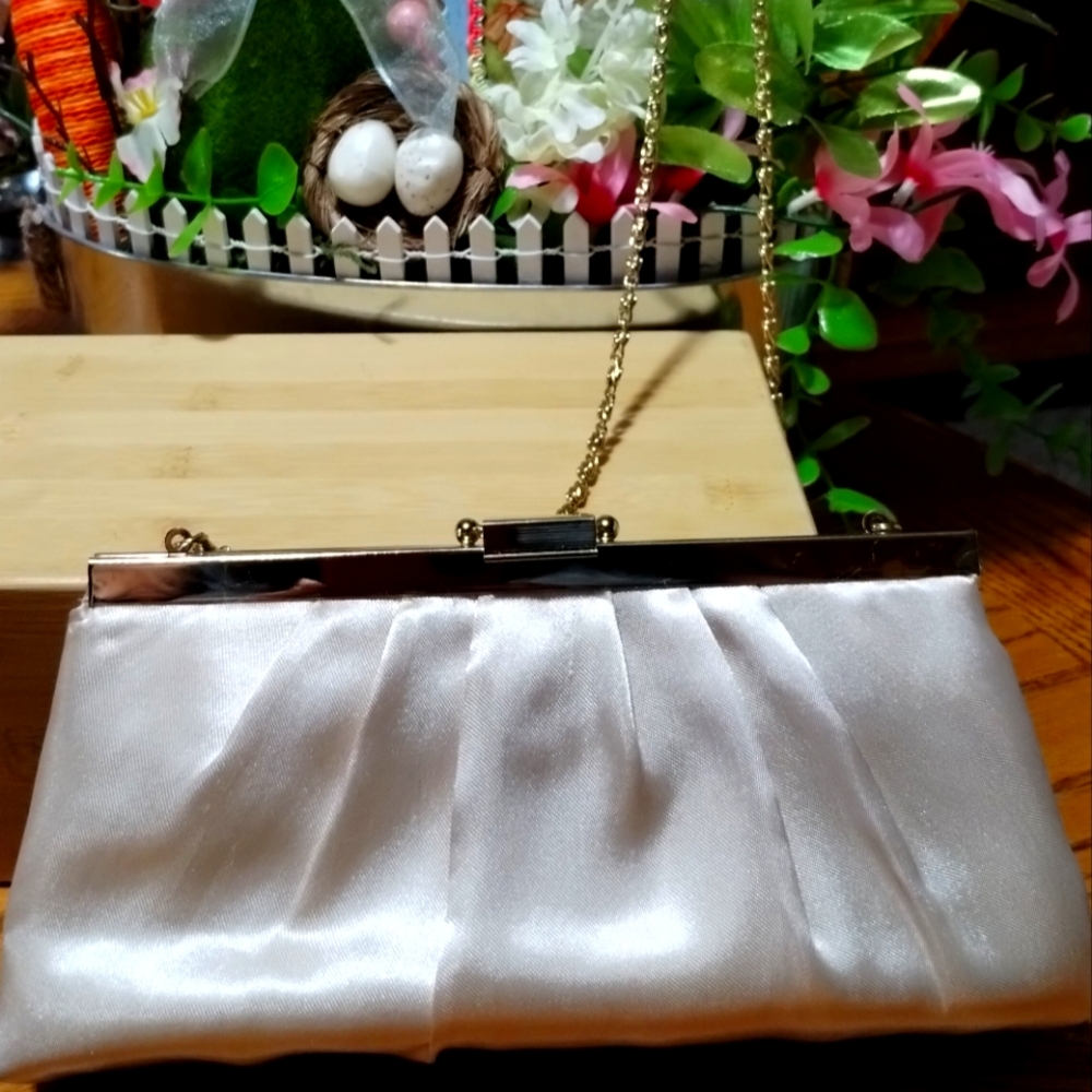 Jessica McClintock Champagne Colored Evening Bag With Optional Heavy Gold Chain